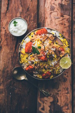 Hint tavuk Tikka Biriyani bir kase yoğurt ile servis. seçici odak