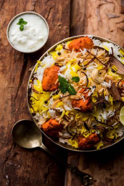 Hint tavuk Tikka Biriyani bir kase yoğurt ile servis. seçici odak