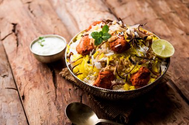 Hint tavuk Tikka Biriyani bir kase yoğurt ile servis. seçici odak