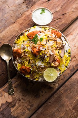 Hint tavuk Tikka Biriyani bir kase yoğurt ile servis. seçici odak