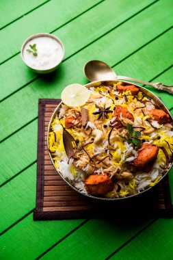 Hint tavuk Tikka Biriyani bir kase yoğurt ile servis. seçici odak