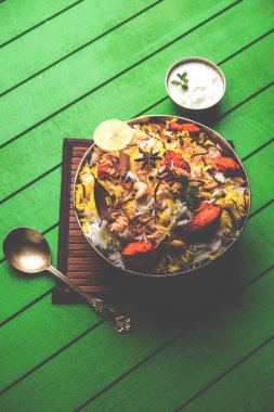 Hint tavuk Tikka Biriyani bir kase yoğurt ile servis. seçici odak