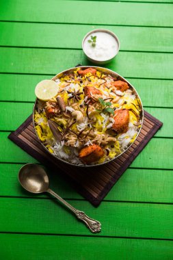 Hint tavuk Tikka Biriyani bir kase yoğurt ile servis. seçici odak
