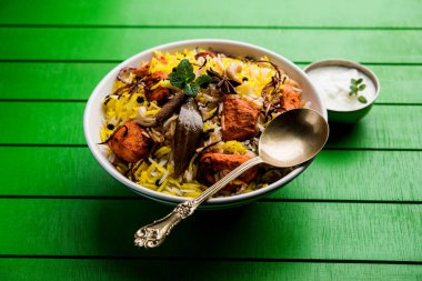 Hint tavuk Tikka Biriyani bir kase yoğurt ile servis. seçici odak