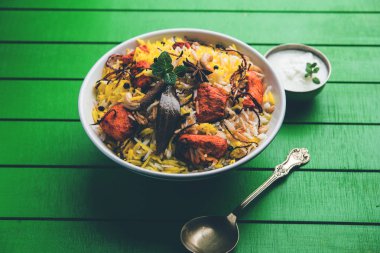 Hint tavuk Tikka Biriyani bir kase yoğurt ile servis. seçici odak