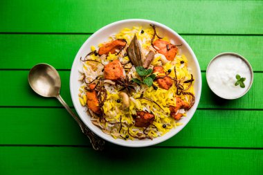 Hint tavuk Tikka Biriyani bir kase yoğurt ile servis. seçici odak