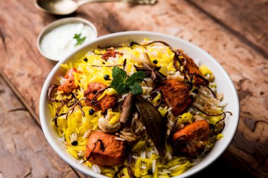 Hint tavuk Tikka Biriyani bir kase yoğurt ile servis. seçici odak