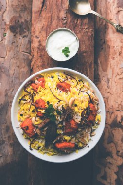 Hint tavuk Tikka Biriyani bir kase yoğurt ile servis. seçici odak