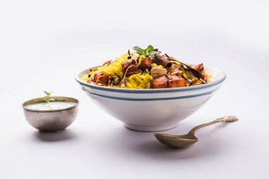 Hint tavuk Tikka Biriyani bir kase yoğurt ile servis. seçici odak