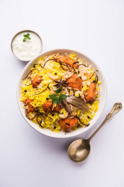 Hint tavuk Tikka Biriyani bir kase yoğurt ile servis. seçici odak