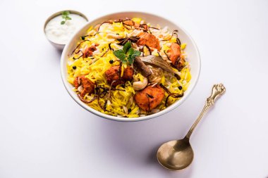 Hint tavuk Tikka Biriyani bir kase yoğurt ile servis. seçici odak