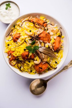Hint tavuk Tikka Biriyani bir kase yoğurt ile servis. seçici odak