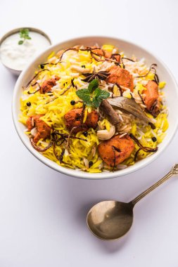 Hint tavuk Tikka Biriyani bir kase yoğurt ile servis. seçici odak
