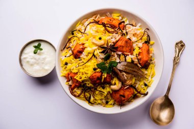 Hint tavuk Tikka Biriyani bir kase yoğurt ile servis. seçici odak
