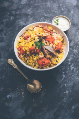 Hint tavuk Tikka Biriyani bir kase yoğurt ile servis. seçici odak