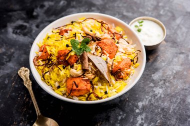 Hint tavuk Tikka Biriyani bir kase yoğurt ile servis. seçici odak