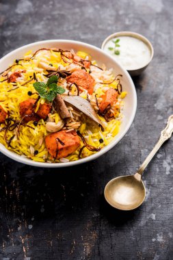 Hint tavuk Tikka Biriyani bir kase yoğurt ile servis. seçici odak