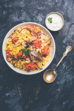 Hint tavuk Tikka Biriyani bir kase yoğurt ile servis. seçici odak