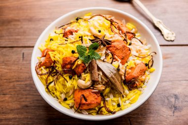 Hint tavuk Tikka Biriyani bir kase yoğurt ile servis. seçici odak