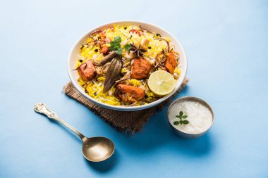 Hint tavuk Tikka Biriyani bir kase yoğurt ile servis. seçici odak