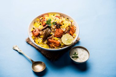 Hint tavuk Tikka Biriyani bir kase yoğurt ile servis. seçici odak