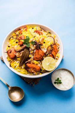 Hint tavuk Tikka Biriyani bir kase yoğurt ile servis. seçici odak