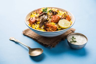 Hint tavuk Tikka Biriyani bir kase yoğurt ile servis. seçici odak