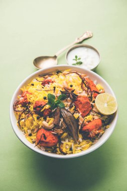 Hint tavuk Tikka Biriyani bir kase yoğurt ile servis. seçici odak
