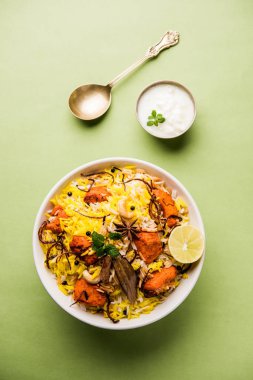 Hint tavuk Tikka Biriyani bir kase yoğurt ile servis. seçici odak