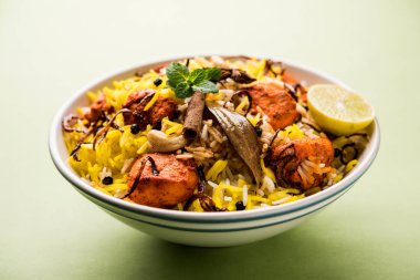 Hint tavuk Tikka Biriyani bir kase yoğurt ile servis. seçici odak