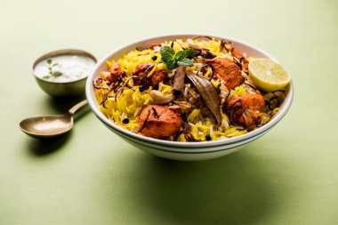 Hint tavuk Tikka Biriyani bir kase yoğurt ile servis. seçici odak