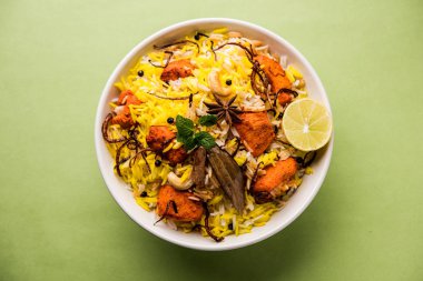 Hint tavuk Tikka Biriyani bir kase yoğurt ile servis. seçici odak