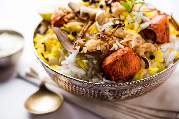 印度鸡 Tikka Biriyani 在一个碗里吃酸奶 选择性对焦 — 图库照片