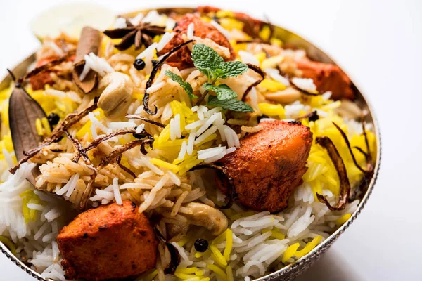 印度鸡 Tikka Biriyani 在一个碗里吃酸奶 选择性对焦 — 图库照片