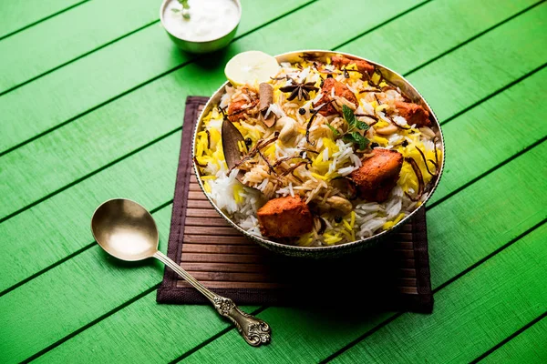 Pollo Indiano Tikka Biriyani Servito Una Ciotola Con Yogurt Focus — Foto Stock