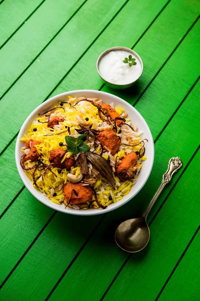 Indische Kip Tikka Biriyani Een Kom Met Yoghurt Geserveerd Selectieve — Stockfoto