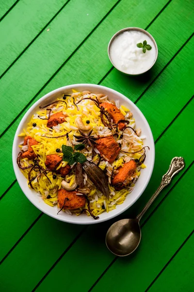 Indian Chicken Tikka Biriyani Served Bowl Yogurt Selective Focus — Stock Photo, Image