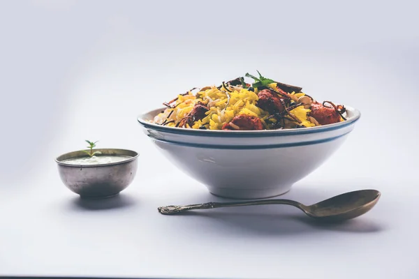 Indisk Kyckling Tikka Biriyani Serveras Skål Med Yoghurt Selektivt Fokus — Stockfoto