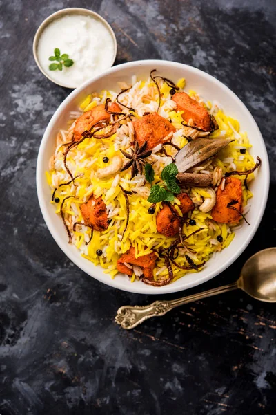 Indisches Huhn Tikka Biriyani Einer Schüssel Mit Joghurt Serviert Selektiver — Stockfoto