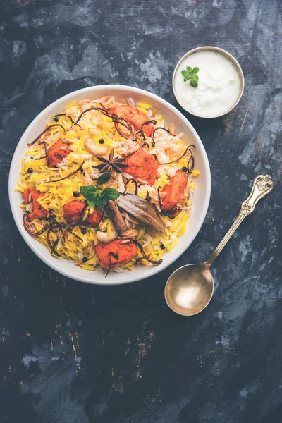 Hint tavuk Tikka Biriyani bir kase yoğurt ile servis. seçici odak