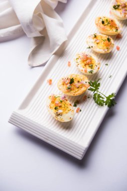 Kızarmış sıcak haşlanmış yumurta masala bir popüler sağlıklı kahvaltı veya başlangıç menüsü'nden Hindistan olan. Soğan, kişniş, kara biber, domates ve tuz üzerinde yumurta yarısı serpilir