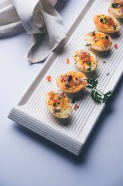 Kızarmış sıcak haşlanmış yumurta masala bir popüler sağlıklı kahvaltı veya başlangıç menüsü'nden Hindistan olan. Soğan, kişniş, kara biber, domates ve tuz üzerinde yumurta yarısı serpilir