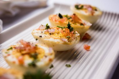 Kızarmış sıcak haşlanmış yumurta masala bir popüler sağlıklı kahvaltı veya başlangıç menüsü'nden Hindistan olan. Soğan, kişniş, kara biber, domates ve tuz üzerinde yumurta yarısı serpilir