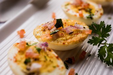 Kızarmış sıcak haşlanmış yumurta masala bir popüler sağlıklı kahvaltı veya başlangıç menüsü'nden Hindistan olan. Soğan, kişniş, kara biber, domates ve tuz üzerinde yumurta yarısı serpilir