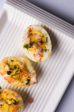 Kızarmış sıcak haşlanmış yumurta masala bir popüler sağlıklı kahvaltı veya başlangıç menüsü'nden Hindistan olan. Soğan, kişniş, kara biber, domates ve tuz üzerinde yumurta yarısı serpilir