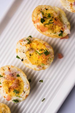 Kızarmış sıcak haşlanmış yumurta masala bir popüler sağlıklı kahvaltı veya başlangıç menüsü'nden Hindistan olan. Soğan, kişniş, kara biber, domates ve tuz üzerinde yumurta yarısı serpilir