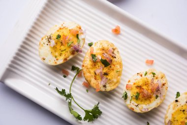 Kızarmış sıcak haşlanmış yumurta masala bir popüler sağlıklı kahvaltı veya başlangıç menüsü'nden Hindistan olan. Soğan, kişniş, kara biber, domates ve tuz üzerinde yumurta yarısı serpilir