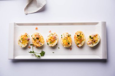 Kızarmış sıcak haşlanmış yumurta masala bir popüler sağlıklı kahvaltı veya başlangıç menüsü'nden Hindistan olan. Soğan, kişniş, kara biber, domates ve tuz üzerinde yumurta yarısı serpilir