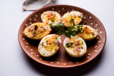 Kızarmış sıcak haşlanmış yumurta masala bir popüler sağlıklı kahvaltı veya başlangıç menüsü'nden Hindistan olan. Soğan, kişniş, kara biber, domates ve tuz üzerinde yumurta yarısı serpilir