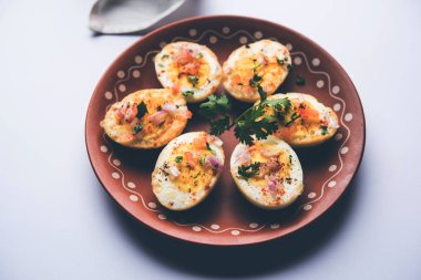 Kızarmış sıcak haşlanmış yumurta masala bir popüler sağlıklı kahvaltı veya başlangıç menüsü'nden Hindistan olan. Soğan, kişniş, kara biber, domates ve tuz üzerinde yumurta yarısı serpilir